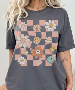 T-Shirt With Smiling Checkered Flowers