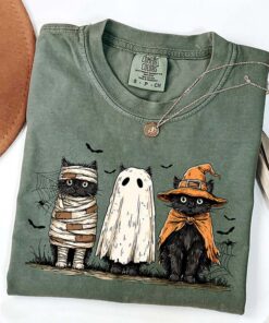 Retro T-Shirt With Ghost Cat Design And Comfortable Colors