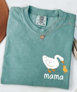 Mama Duck T-Shirt With Comfortable Colorful Ducklings