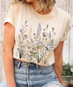 T-Shirt With Wildflowers And Floral Nature In Pastel Shades